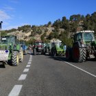 Imatge d'arxiu de tractors bloquejant la circulació per la C-14