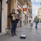 L’acordionista Udila Suka, en un instant de la interpretació del seu repertori al bell mig del carrer de Llovera