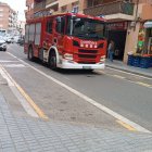 Imatge d'una dotació de Bombers al carrer Verge Montserrat de Vila-seca.