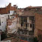 Façana exterior de l'edifici que volen rehabilitar per fer nous habitatges cooperatius a Valls, situat al carrer dels Metges.