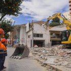 Imatge d'una màquina excavant al residencial que s'està construïnt a la Via Augusta.