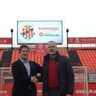 El gerent de Compossar, Narcís Ortega, i el president executiu del Gimnàstic de Tarragona, Lluís Fàbregas, amb el nou videomarcador del Nou Estadi Costa Daurada.