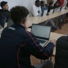 Un alumne atén una classe del programa 'Codicrack' a Altafulla.