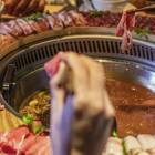 Imatge de dues persones gaudint de l'experiència Hot Pot