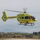 Un dels helicòpters del SEM aterrant a l'heliport del Parc Taulí.