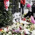 Una mujer deposita una flor en el lugar de luto tras la embestida de un coche contra una manifestación en Múnich