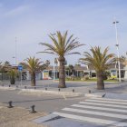 L’entrada de l’Aquopolis Costa Daurada i els locals comercials del passeig Pau Casals