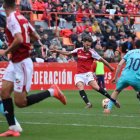 El migcampista del Nàstic, Roberto Torres, provant un tir des de la frontal de l’àrea en una de les poques ocasions del conjunt grana dissabte.