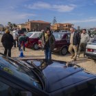 Diversos cotxes clàssics a l'esplanada del Castell de Vila-seca.