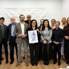 Moment de l'entrega de l'ajuda a la Dra. Matilde Rodríguez Chacón, responsable del grup DIBIOMEC a l’IISPV per part de l'AECC.