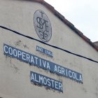 Façana de la cooperativa d'Almoster.