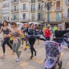 Participants disfressats durant la primera cursa de Carnestoltes de Reus.