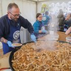 Membres de la confraria preparant els fideus amb galera.