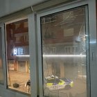 Imatge de l'hostal amb els vidres trencats al carrer Orosi de Tarragona.