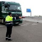 Un agent dels Mossos orienta un dels conductors aturats al control de l'AP-7 a Salou.