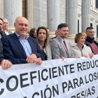 Concentració al Congrés de treballadors del sector petroquímic i de representants d'ERC per demanar un coeficient de reducció de l'edat de jubilació.