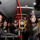 Imatge de diversos participants de les comparses del Carnaval en un bus de l'EMT l'any passat.