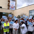 Alguns dels sanitaris amb pancartes davant de l'Hospital de Tortosa.