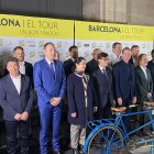 Els diferents representants, amb l'alcalde Rubén Viñuales al centre de la imatge, durant la presentació del Tour de França 2026.