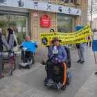 Imatge de la protesta davant la parada d'autobusos de la plaça del Nen de les Oques.