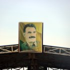 Imatge d'Abdullah Öcalan, líder del Partit dels Treballadors Kurds (PKK), en un punt de control a Rojava.