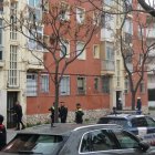 Mossos i agents de la Policia Local inspeccionen un bloc de pisos a Salou.