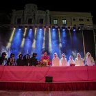 L’arribada de Sa Majestat el Rei Carnestoltes i la lectura del pregó van tenir lloc ahir a la plaça del Mercadal davant la mirada de desenes de persones.