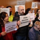 Treballadors de l'Ajuntament de Cambrils protesten durant el ple del consistori