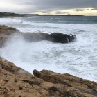 Imatge de la platja l'Arrabassada durant un dia de mala mar