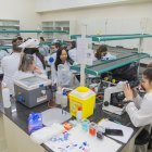 Fotografia d’arxiu d’una classe en un laboratori a la Facultat de Medicina de la URV