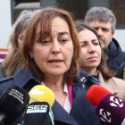 La consellera de Territori, Sílvia Paneque, atèn els mitjans abans de pujar al primer tren que torna a circular entre Tarragona i Barcelona després de les obres del túnel de Roda de Berà.