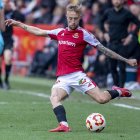 Víctor Narro busca un centro al área en el partido ante el Bilbao Athletic.
