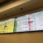 Imatge d'arxiu dels panells informatius de l’estació de Renfe a Tarragona amb tots els trens demorats.