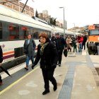 Usuaris sortint amb pressa d'un tren que ha arribat mitja hora tard a l'estació de Tortosa.