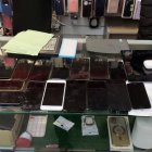 Detingut el responsable d'una botiga de Salou per vendre auriculars robats.
