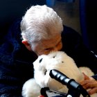 Una usuària de la residència Conca de Barberà acaricia el robot Nuka en forma de cadell de foca.