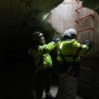 Treballs a l'interior d'una claveguera a Reus.