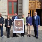 Presentació del cartell amb membres de l’Agrupació d’Associacions de Setmana Santa de Reus i la regidora Noemí Llauradó.