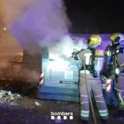 Els bombers treballant en l'incendi de contenidor.