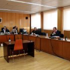 El tribunal, el fiscal, l'advocat i l'home acusat d'un delicte d'homicidi a La Ràpita a l'inici de l'última sessió del judici celebrat a l'Audiència de Tarragona.