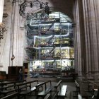 Bastides i llums cobreixen el retaule de Sant Josep a la Catedral de Tortosa que s'està restaurant