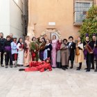 Imatge de les actrius de ‘Sogra i Nora’, músics i altres membres de l’associació.