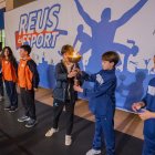 Els capitans de les diferents escoles passant-se la torxa olímpica abans d’encendre el peveter.