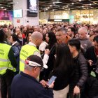 Aglomeració de gent al vestíbul de Sants per l'avaria