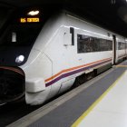 Un tren de l'R16 cap a Tortosa a punt de sortir de l'estació de Sants.