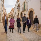 Noemí Llauradó visitant els carrers amb diverses autoritats municipals.