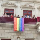 La bandera multicolor, símbol del moviment LGTBI+, es va penjar l’any passat al balcó de l’Ajuntament amb motiu del Dia de l’Orgull LGTBI.