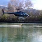 Un helicòpter fumiga les larves de mosca negra al riu Ebre, a Xerta