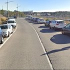 Imatge dels cotxes aparcats al voral de la carretera d'arribada a l'Estació del Camp de Tarragona.