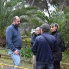 El portaveu adjunt d'ERC, Xavi Puig, parlant amb veïns a Sant Salvador.